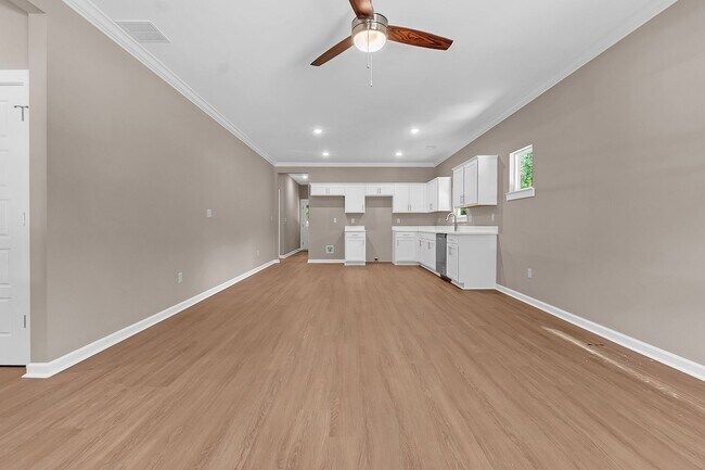 Building Photo - 557 Lundee St