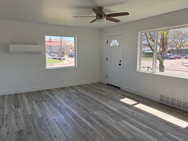 Foto del edificio - Newly remodeled house near the mall