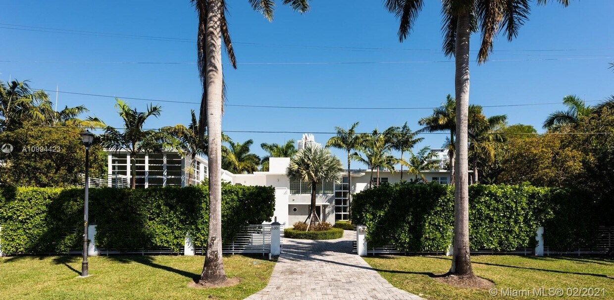 Foto principal - 6301 Pine Tree Dr