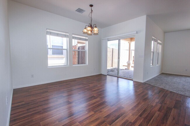 Building Photo - Quailwood Townhome with Amenities