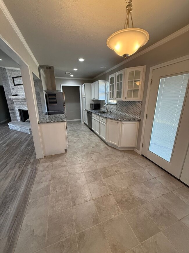 Building Photo - Move-in special $500 off your first full month. Are you ready to move!! !!Brick four bedroom two ...