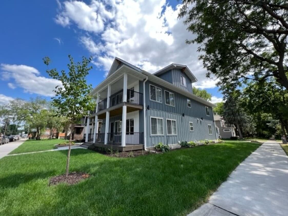 Primary Photo - 1800 Como Ave SE