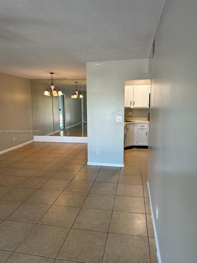 Building Photo - 8215 Sun Spring Cir