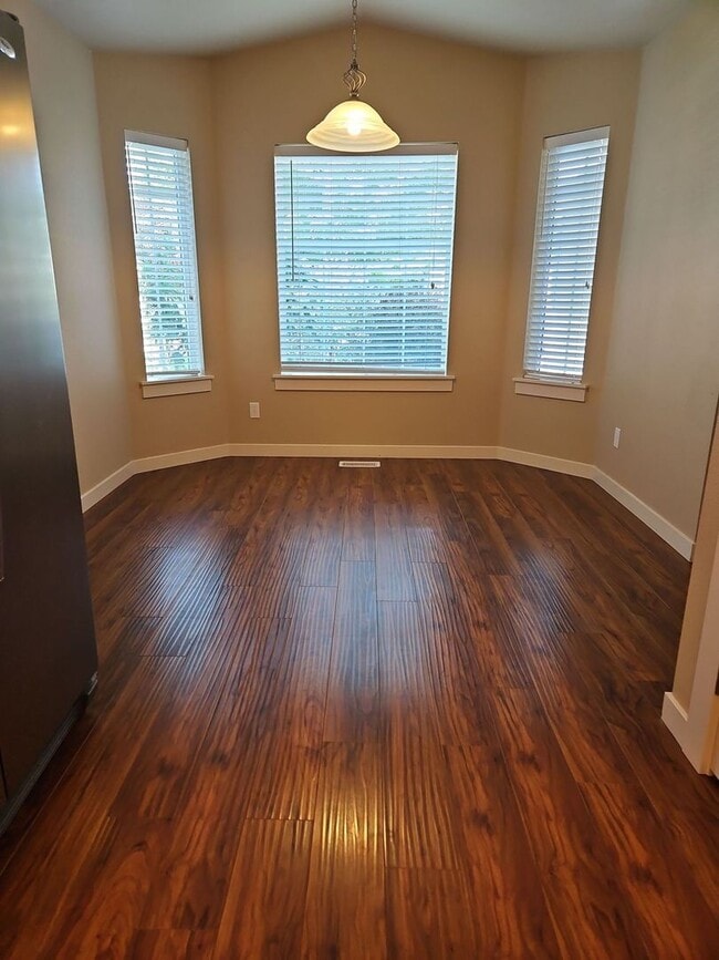 Building Photo - Beautiful 3 bedroom 2 bath home with a gre...