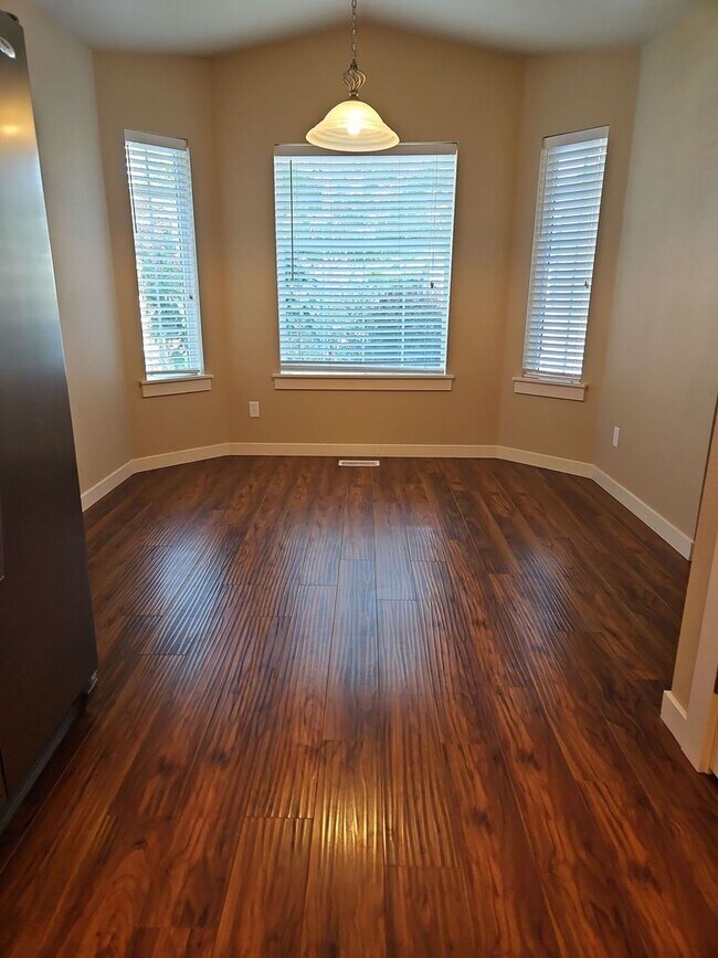 Foto del edificio - Beautiful 3 bedroom 2 bath home with a gre...