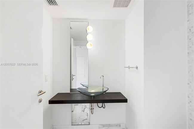 Building Photo - 200 Biscayne Blvd Way