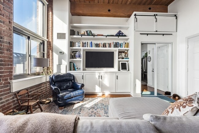 Building Photo - 320 W 2nd St