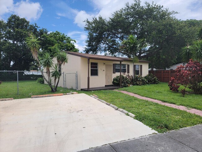 Foto del edificio - 2971 NW 160th St