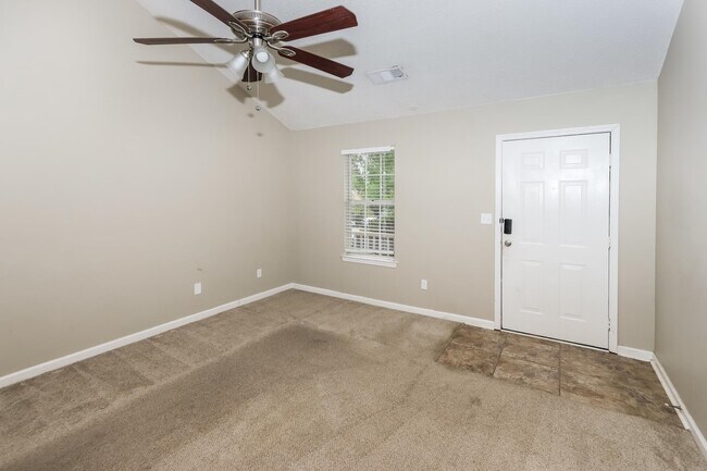 Foto del edificio - 182 Regency Park Dr