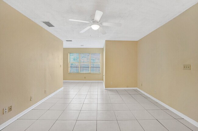 Building Photo - 3420 Pinewalk Dr N