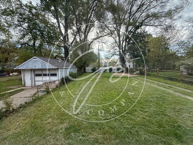 Foto del edificio - "Charming 3-Bedroom Home close to University of Toledo - Spacious with full basement.