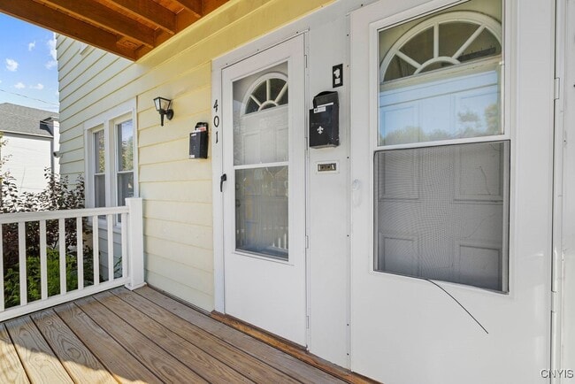 Building Photo - 401 Valley Dr