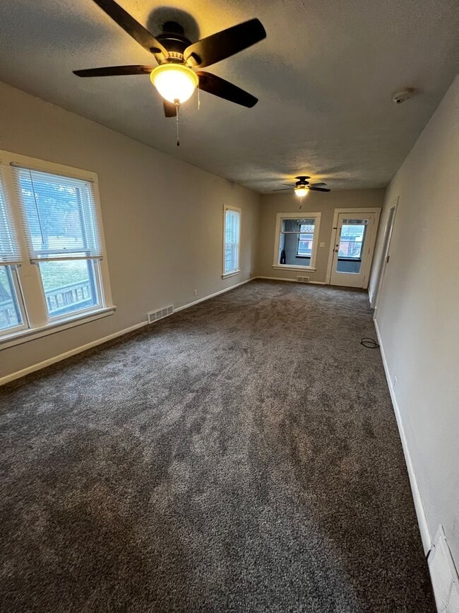 Building Photo - 2 bed with Bonus room and 1 1/2 bath home in Moline!