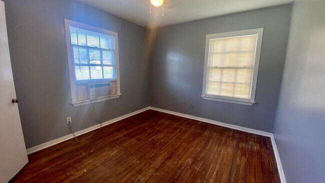 Foto del edificio - Handyman Special $0 First Month's Rent / “...