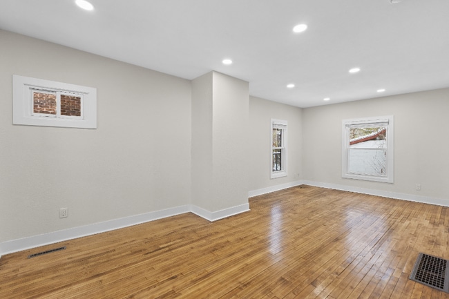 Building Photo - 1814 E Linnwood Ave