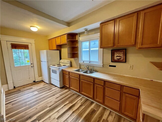 Building Photo - 204 Myrtle Pl