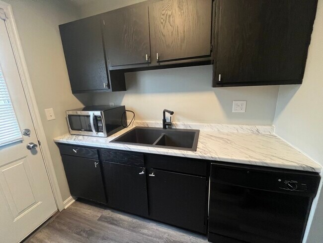 Foto del edificio - 2-Bedroom Townhome