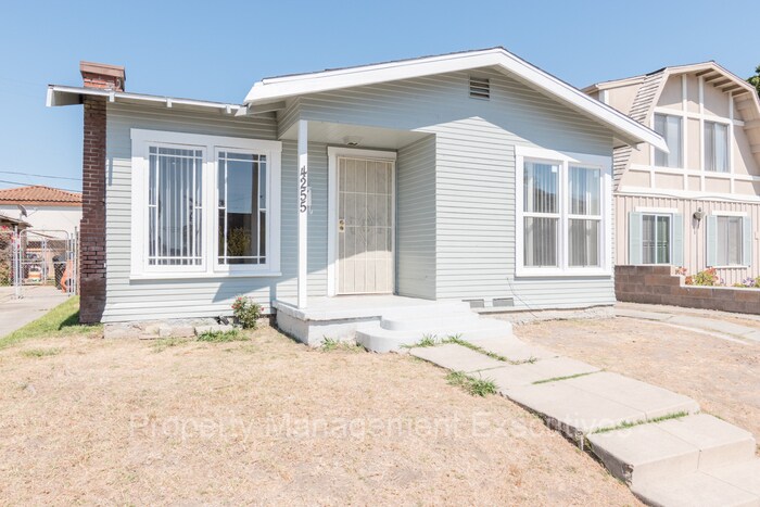Foto principal - 2 Bedroom, 1 Bath House with huge yard