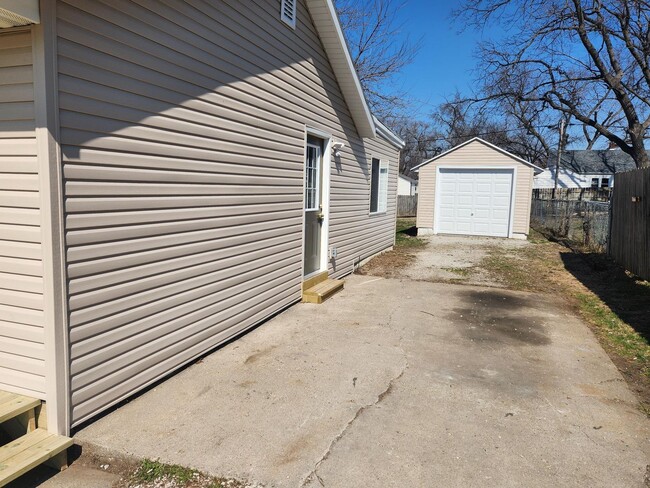 Building Photo - For Sale 3 Bedroom 1 bathroom home with 1 ...