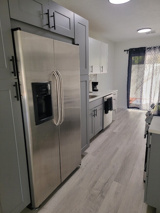 Building Photo - 2056 Sunset Point Rd