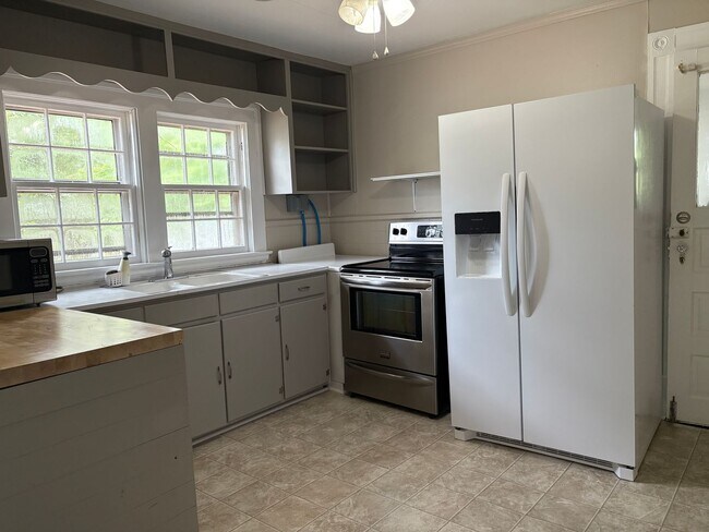 Building Photo - 2 Bedroom, 1 Bathroom House in High Point!