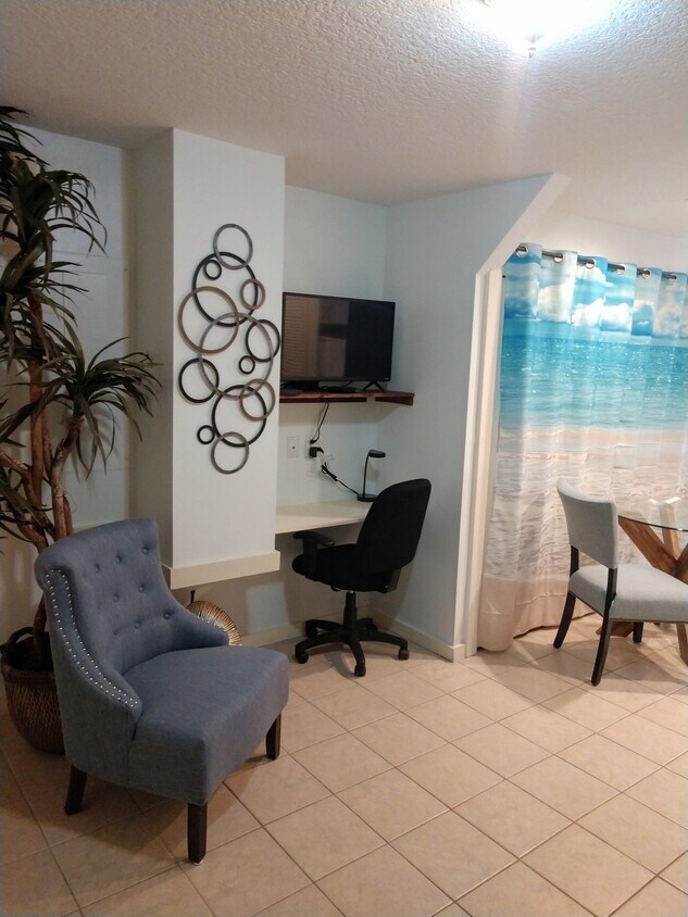 desk/tv - 627 N Fletcher Ave