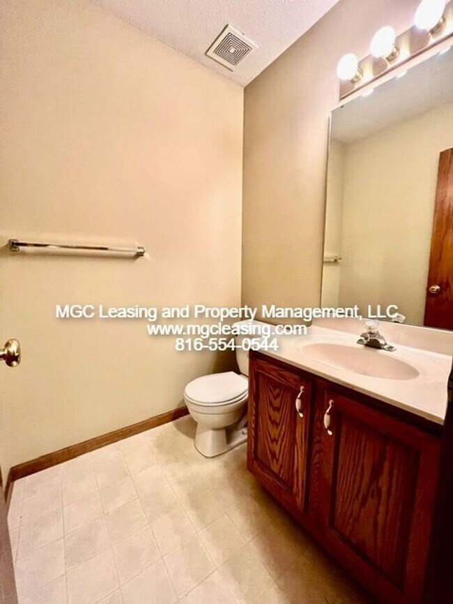 Foto del edificio - Convenient Raymore Living Near I-49, Shopping & Parks