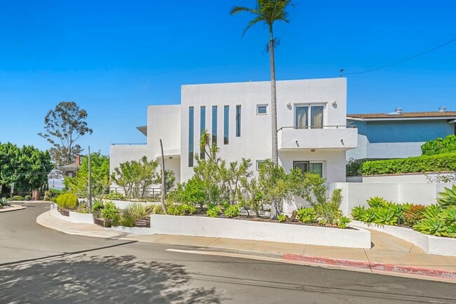 Building Photo - Gorgeous 3 Bed/3 Ba Home Tucked Away in th...