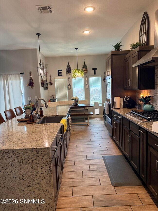 Building Photo - 548 La Entrada Cir