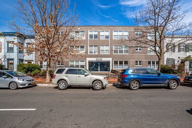 Building Photo - Captivating 2 Bedroom Unit in Capitol Hill...