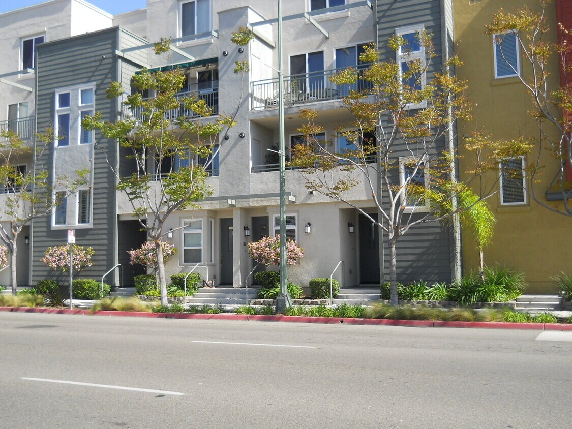 Foto principal - Beautiful 2 bedroom 2 bath town home plus ...