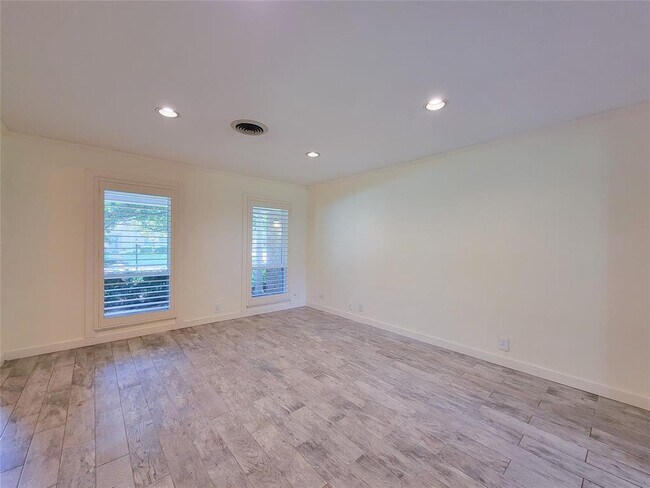 Foto del edificio - 9422 Meadowbriar Ln