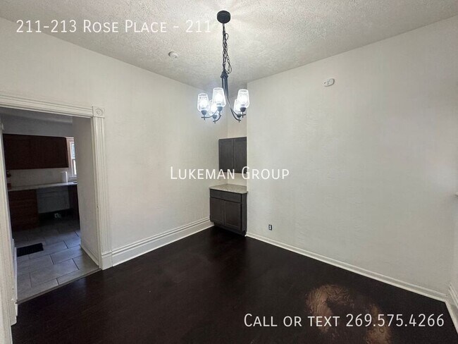Foto del edificio - 211-213 Rose Place-211