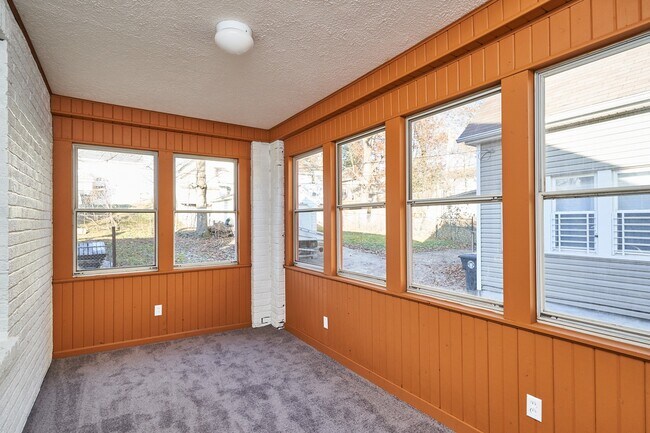 Foto del edificio - Large Firestone 4 Bed Brick Home