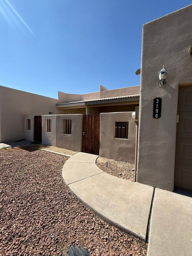 Foto del edificio - Beautiful 2 Bedroom/2 Bath W/ Office