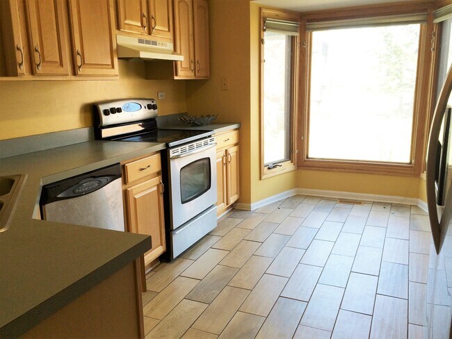 Foto del edificio - 19W 242 Old Tavern Rd E