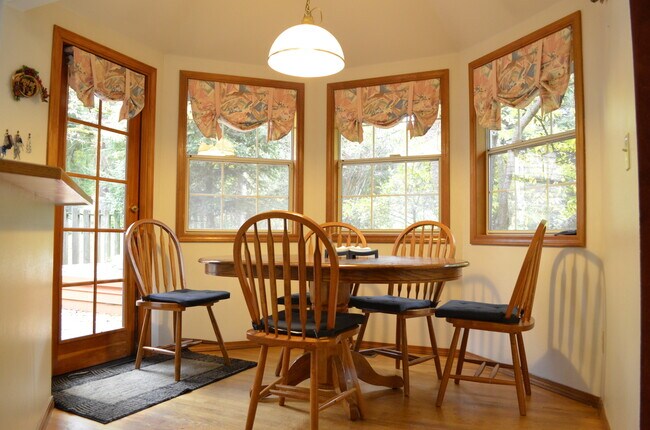 Foto del edificio - Traditional 4-Bedroom Home Near Microsoft ...