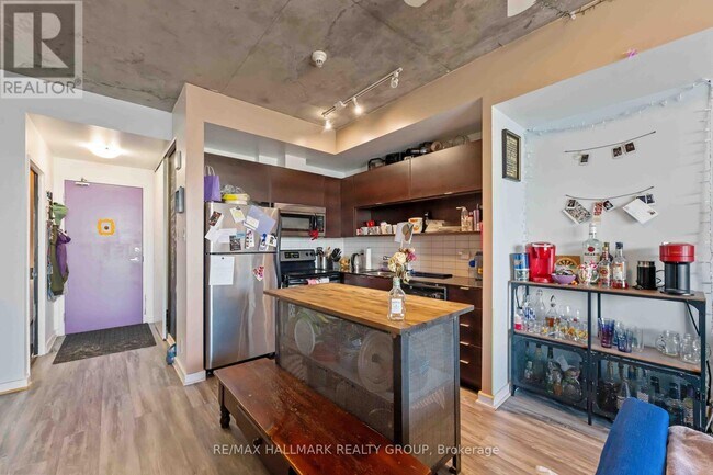 Building Photo - 324-1324 Laurier Ave W