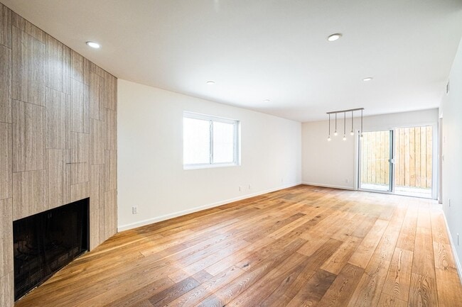 Building Photo - Prime Location 3 bedroom Townhome with Cen...