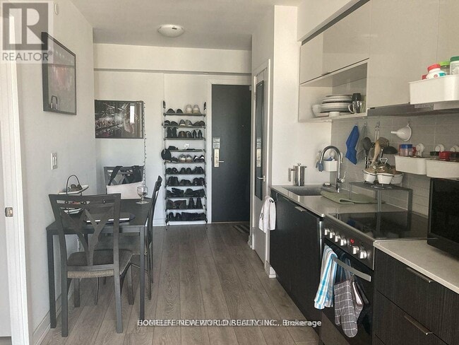 Building Photo - 159 Wellesley St E