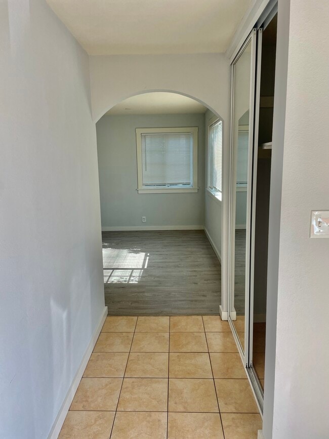 Entryway - 1026 Aileen St