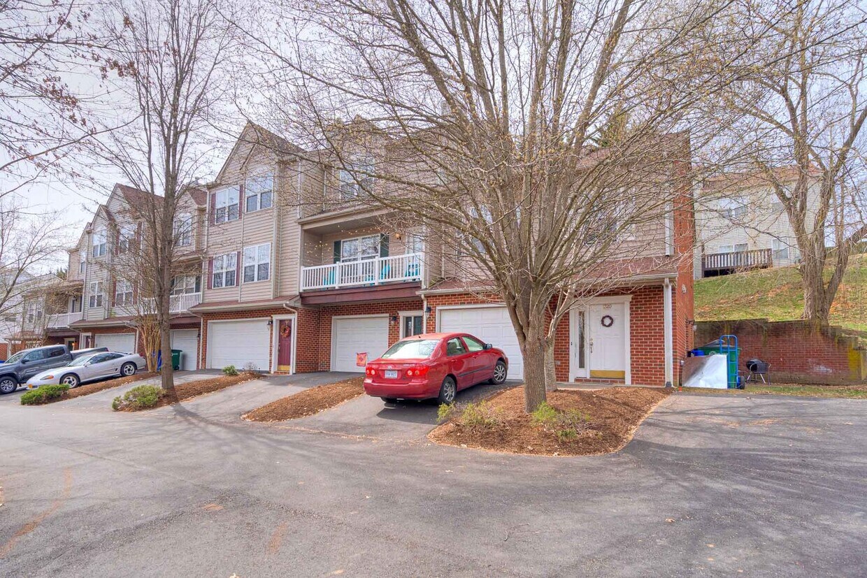 Primary Photo - 1150 Orange Leaf Townhouse- Available July...