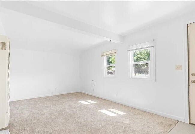 Foto del edificio - 3705 Burchfield Dr