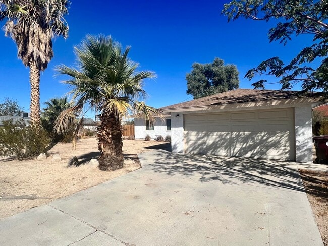 Building Photo - 6565 Mojave Ave