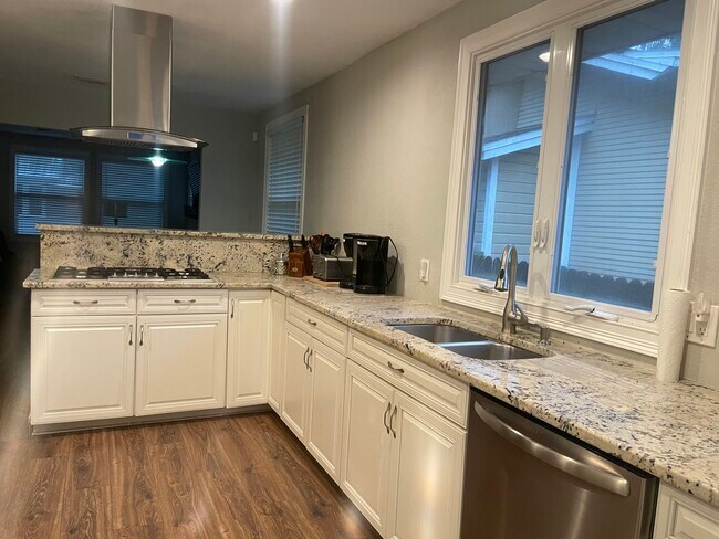 Building Photo - 205 W 26th Ave