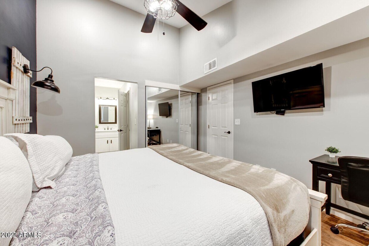 Foto del edificio - 8055 Thomas Rd