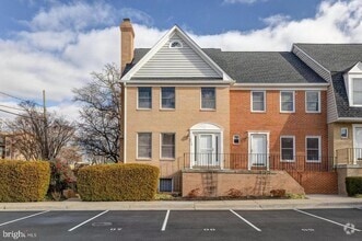 Building Photo - 217 Locust St SE