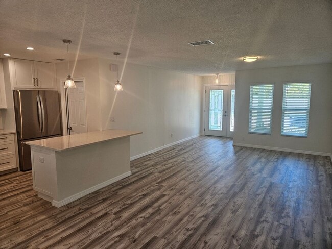 Building Photo - Fully Remodeled 3-Bedroom Gem in Seminole ...