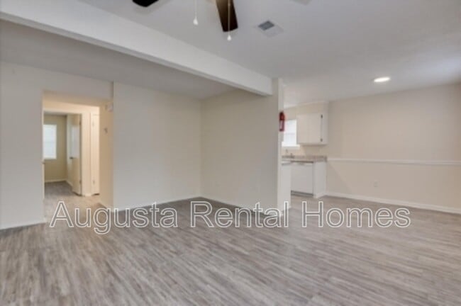 Building Photo - 2575 1/2 Tobacco Road - B