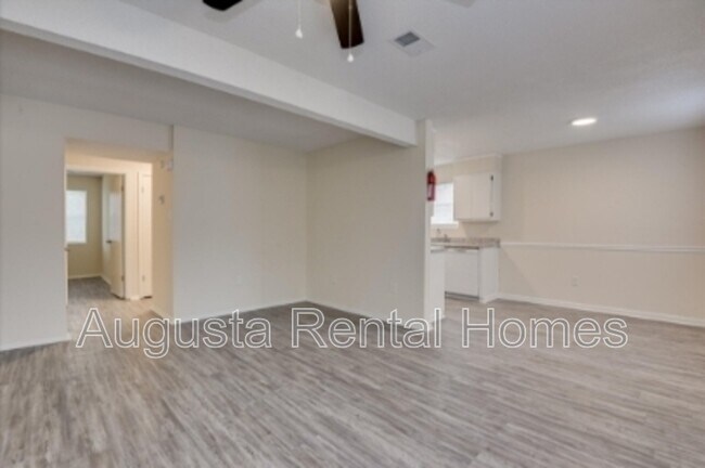 Foto del edificio - 2575 1/2 Tobacco Road - B